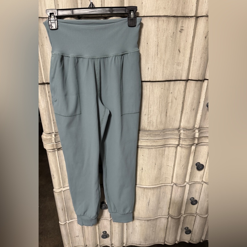 Athleta salutation stash joggers